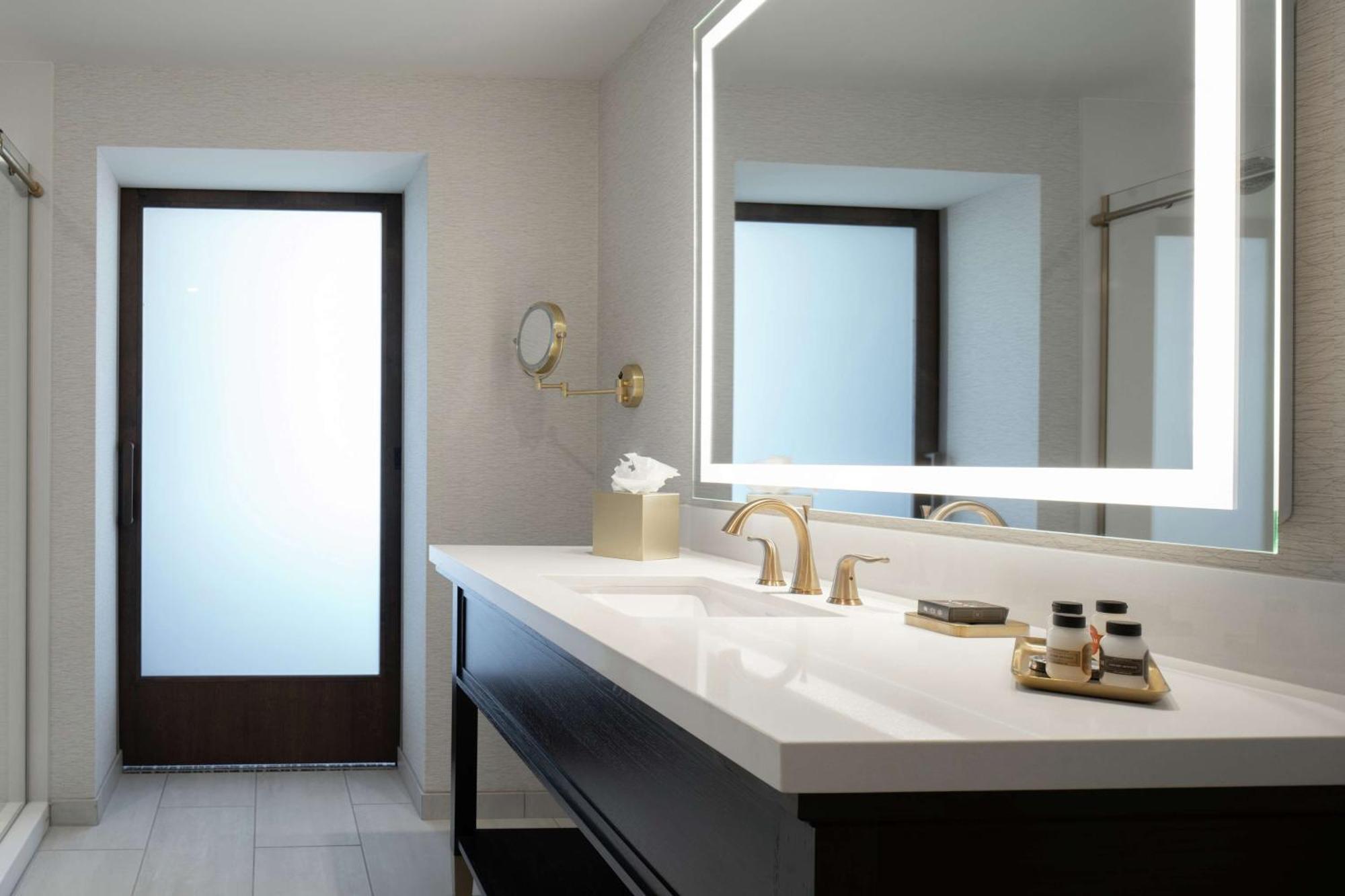 The Axis Moline Hotel, Tapestry Collection By Hilton Exteriör bild